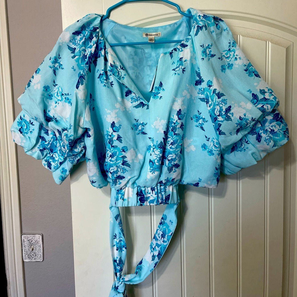 NWT VERSONA blue puffed sleeve top, it is cropped but very cute! never worn!!